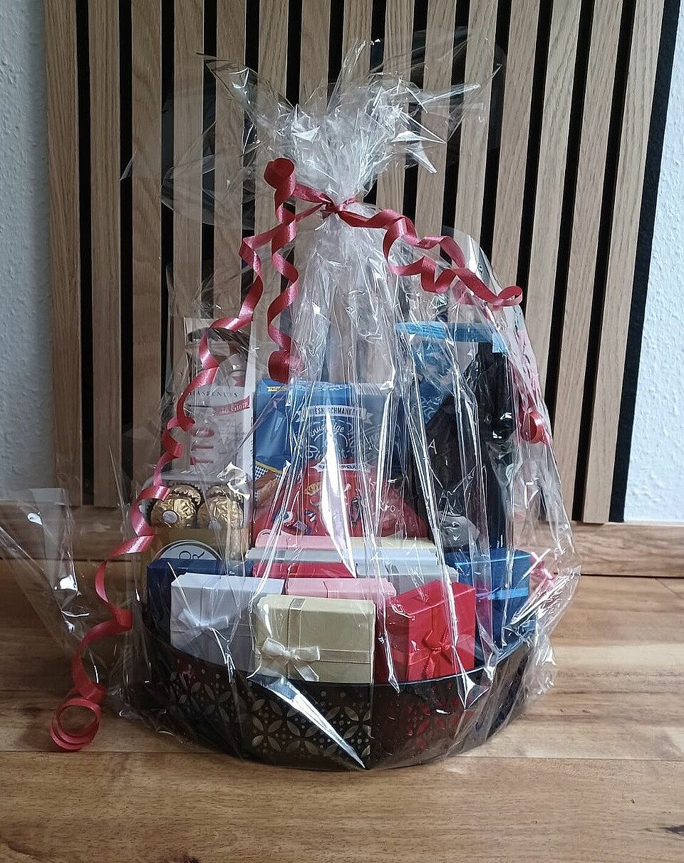 Geschenkkorb für den Kurs Ein großer Geschenkkorb für den Kurs mit Süßigkeiten und Schmuckkästchen