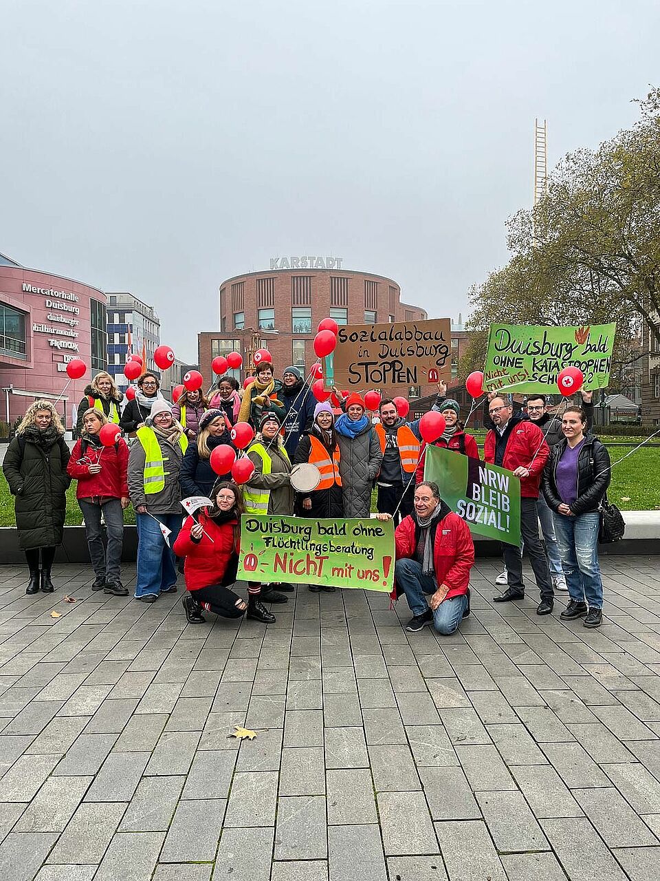 Mitarbeiter*innen trafen sich vor dem Forum in Duisburg 