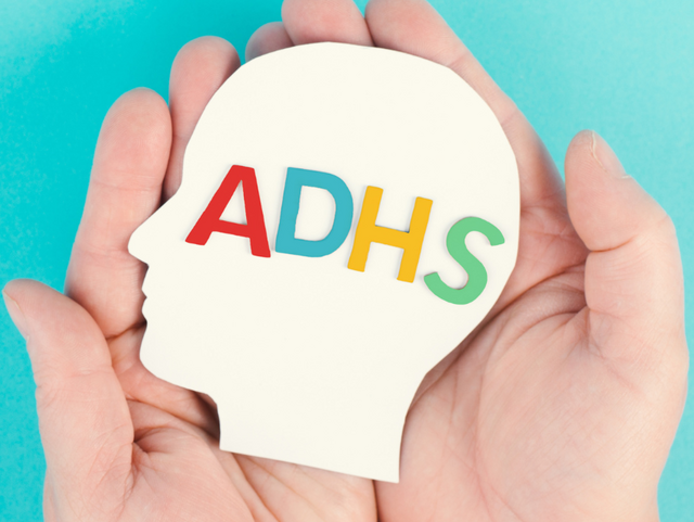 Schriftzug ADHS in zwei Händen