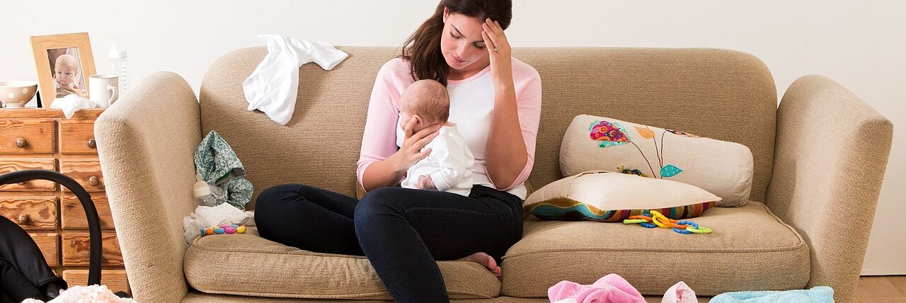 Gestresste Mutter mit Baby