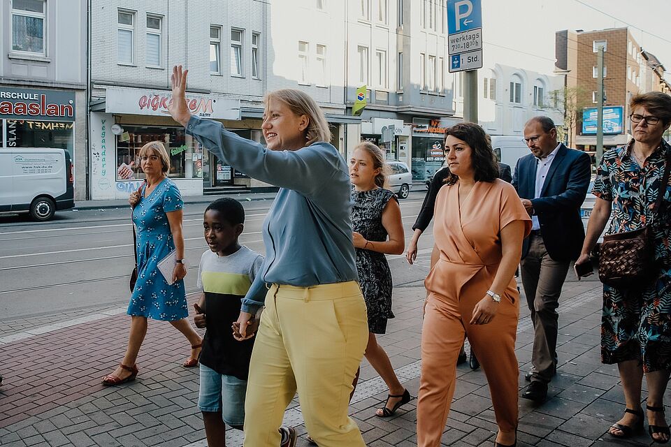 Stadtführung Hochfeld Menschengruppe läuft durch Stadtteil