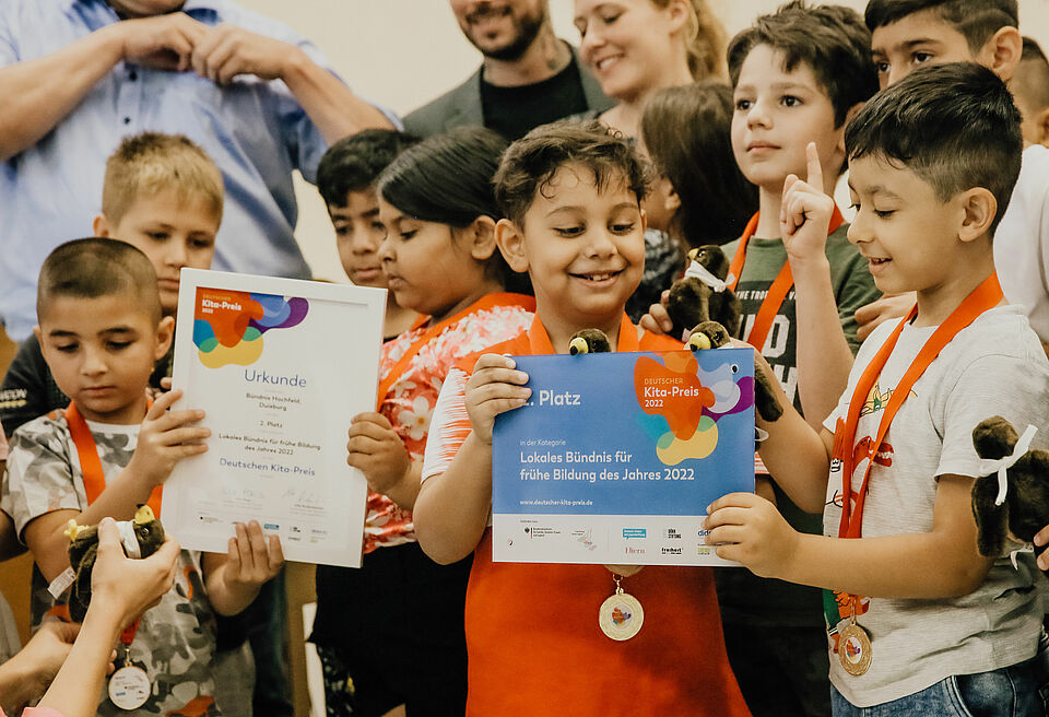 Schulkinder mit Medaillen Gruppe Schulkinder