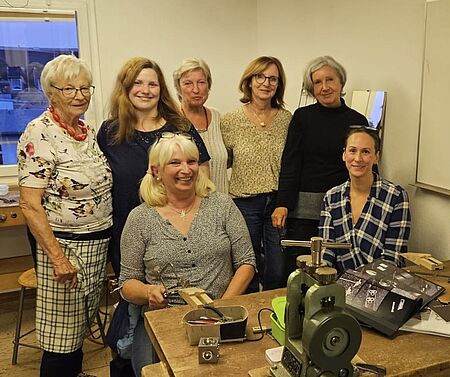 Teilnehmerinnen und Kursleitung lächeln