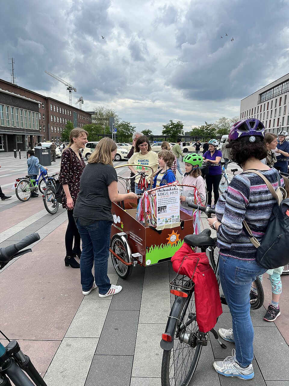 Kidical Mass am Hbf Treffen der Fahrradfahrer*innen auf dem Bahnhofsvorplatz
