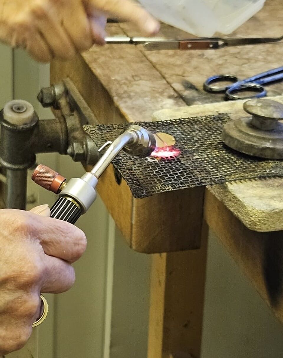 Schmuck wird gelötet Ein Edelmetall wird gelötet
