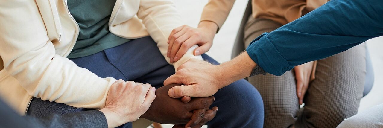 Hände halten zusammen, um sich zu unterstützen und helfen