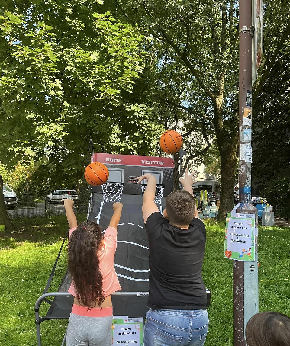 Kinder spielen Basketball