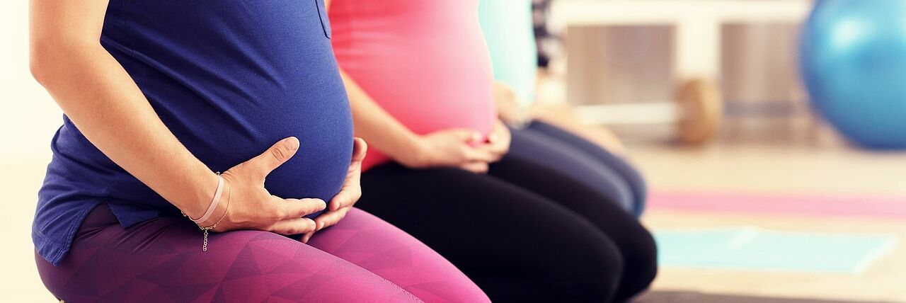 Schwangere Frauen machen Gymnastik